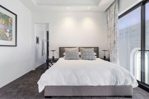 1 habitación, escritorio, tabla de planchar con plancha y wifi 