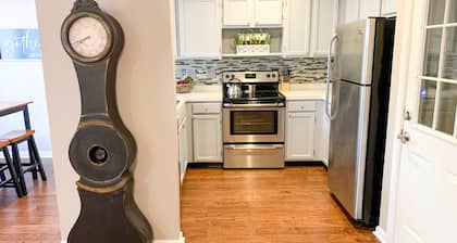 Lux King Suite- 16 miles of walking trails, central to Duke, UNC & RDU Airport