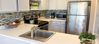 Lux King Suite- 16 miles of walking trails, central to Duke, UNC & RDU Airport