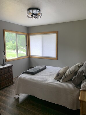 3 habitaciones, tabla de planchar con plancha y cuna de viaje