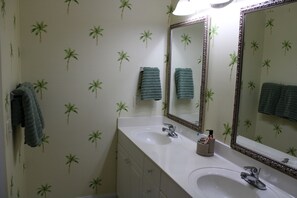 Combinazione doccia/vasca, asciugacapelli, asciugamani, sapone