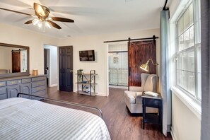 3 bedrooms, desk, iron/ironing board, free WiFi