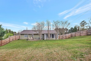 Exterior - The Willow House - Perfect Family Weekend Getaway! Must see back porch! 🍑 (Smyrna)