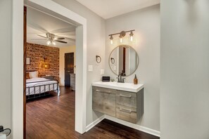 3 habitaciones, escritorio, tabla de planchar con plancha y wifi gratis