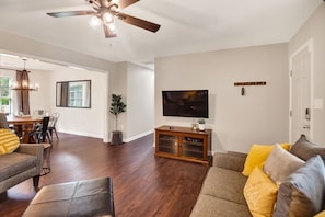 Smart TV, offices, printers - The Willow House - Perfect Family Weekend Getaway! Must see back porch! 🍑 (Smyrna)