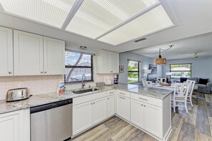 Fridge, stovetop, dishwasher