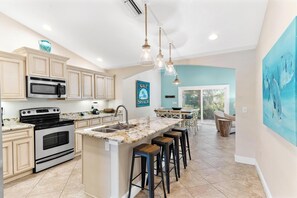 Kjøleskap, kokeplater og oppvaskmaskin