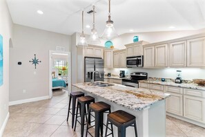 Kjøleskap, kokeplater og oppvaskmaskin