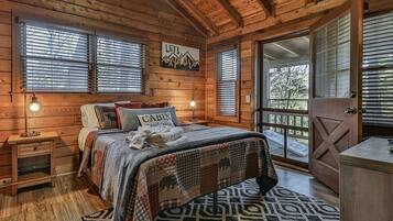 2 bedrooms, desk, iron/ironing board, WiFi