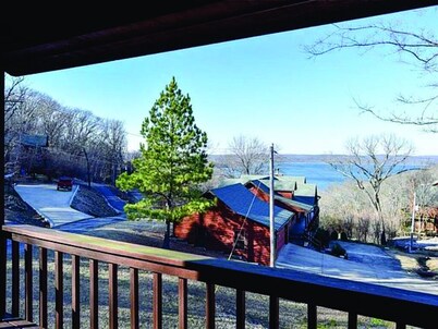 Year-around Lake Views, 1 mile to Ramp                 .