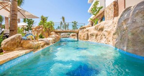 Piscine extérieure, piscine à débordement
