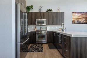 Refrigerador, microondas, horno y parrilla de estufa 