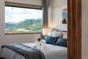 4 bedrooms, iron/ironing board, travel crib, free WiFi - 3 Ski Resorts, Hiking, 2 King Bds, Private Hot Tub (Eden)