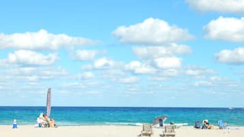 NĂ€ra stranden och solstolar