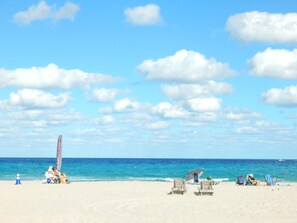 Vlak bij het strand, ligstoelen