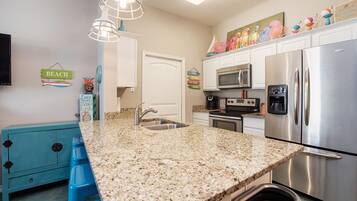 Een koelkast, een microgolfoven, een oven, een kookplaat