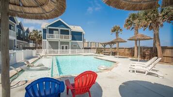 Una piscina al aire libre, una piscina climatizada