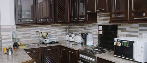 Køleskab, mikrobølgeovn, ovn, kogeplade