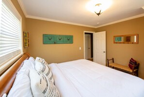 3 slaapkamers, een bureau, een strijkplank/strijkijzer, reisbedje