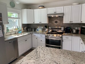 Kühlschrank, Mikrowelle, Ofen, Geschirrspüler