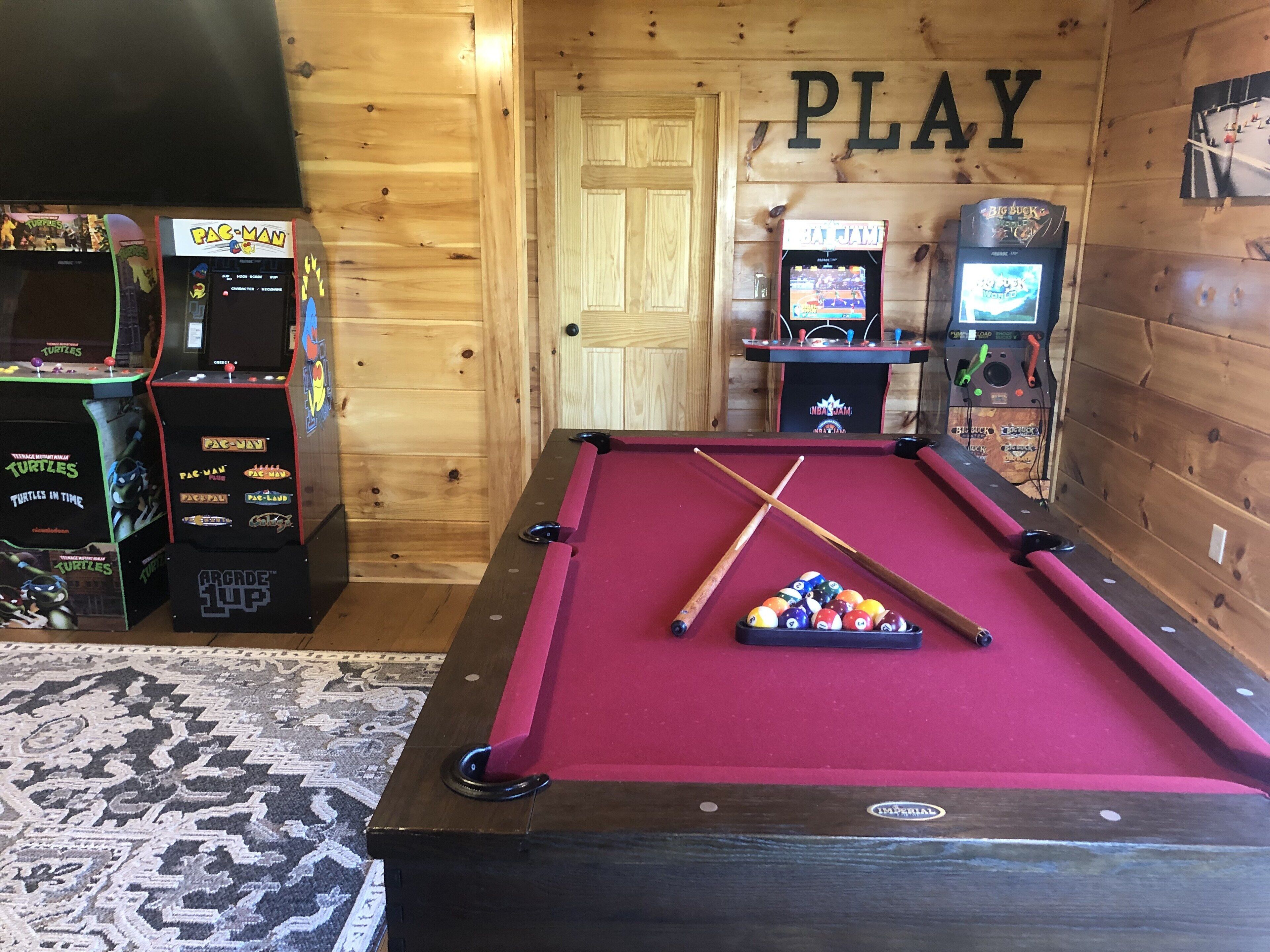 THREE KING SUITES, game room, fire pit, and fireplace, new build!!!