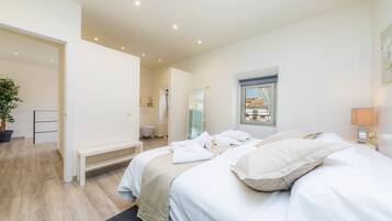 4 bedrooms, iron/ironing board, free WiFi, bed sheets