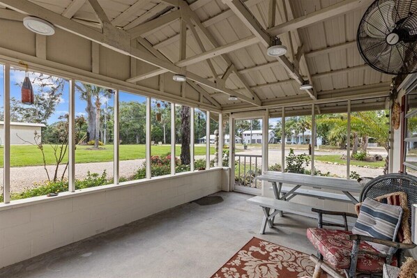 Interior - Cypress Crab Cottage in Steinhatchee!  1 bed, 1 bath, screen porch, full kitchen (Steinhatchee)