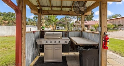 Cypress Crab Cottage in Steinhatchee! 1 bed, 1 bath, screen porch, full kitchen