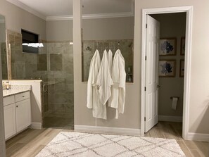 Haartrockner, Handtücher, Seife, Toilettenpapier
