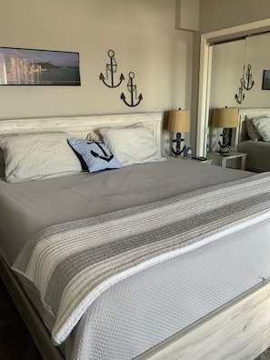 Basement Bedroom ‘King Bed’ - Cozy Lake Home in Hawaiian Village (Papillion)