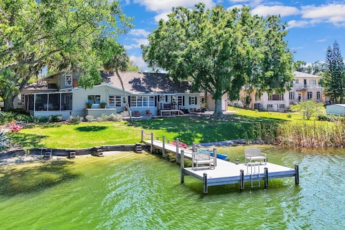 Lake Silver Retreat – 5BR Lakefront Home w/ Dock, Kayaks & Legoland-Themed Room – Perfect Getaway!
