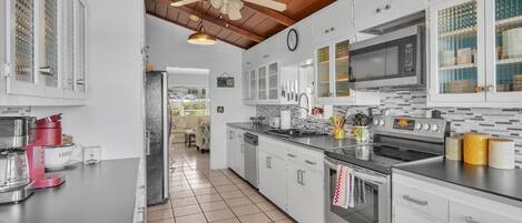 Frigorífico, microondas, horno y placa de cocina