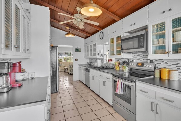 ثلاجة، ميكروويف، فرن، موقد طهي مسطح