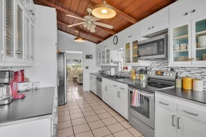 Refrigerador, microondas, horno y lavavajillas
