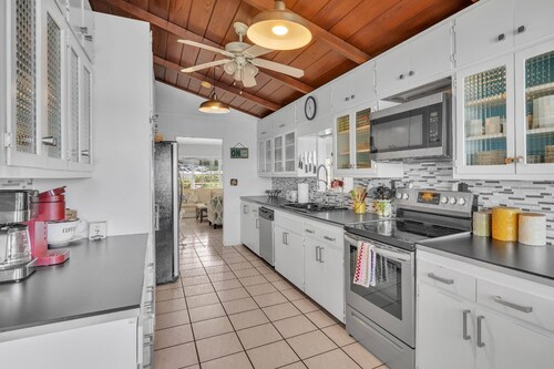 Lake Silver Retreat – 5BR Lakefront Home w/ Dock, Kayaks & Legoland-Themed Room – Perfect Getaway!