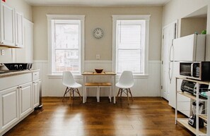 Fridge, microwave, oven, stovetop - Large 3BR APT w/ enclosed front porch Close to Polar Park, palladium, WPI, DCU  (Worcester)