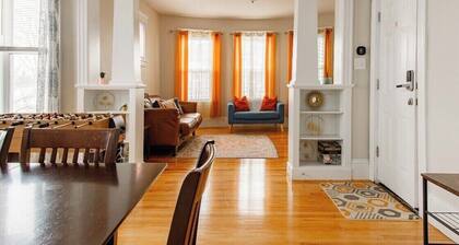 Large 3BR APT w/ enclosed front porch Close to Polar Park, palladium, WPI, DCU