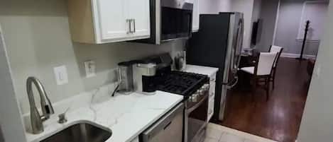 Geladeira, micro-ondas, fogão, cooktop