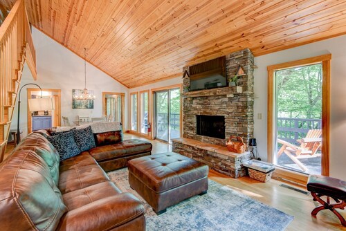 Paws A While- Hot Tub, Pool Table, Firepit & More!