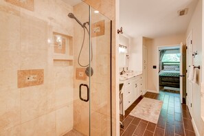 Douche, baignoire à jets, serviettes fournies