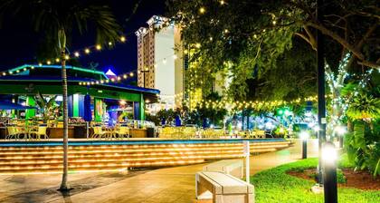 Walk to Hyde Park, Bayshore Blvd & SOHO Dining, Shopping & Nightlife! Stylish 3BR Tampa Retreat