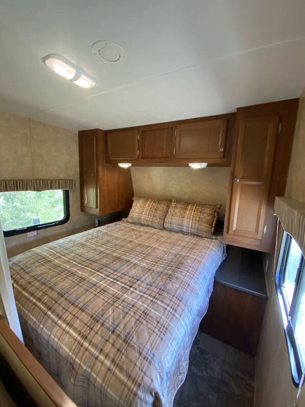 1 bedroom, desk, iron/ironing board, WiFi