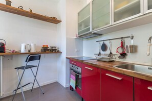 Frigorifero, microonde, forno, piano cottura