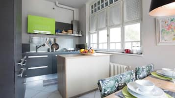 Fridge, microwave, oven, stovetop