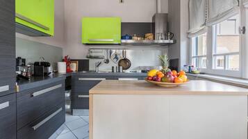 Kühlschrank, Mikrowelle, Ofen, Herdplatte