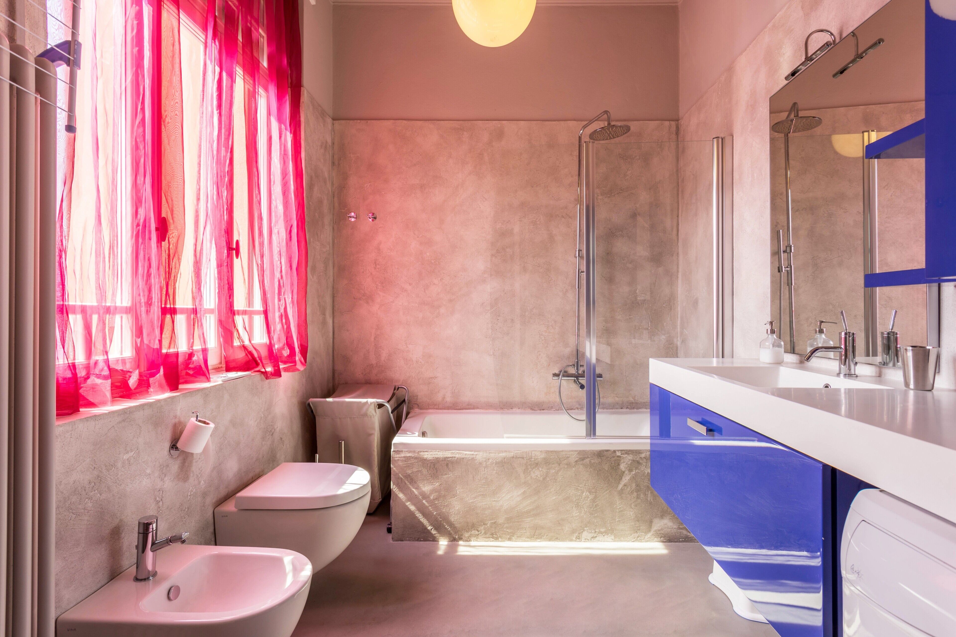 Badewanne, Haartrockner, Handtücher