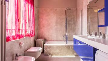 Badewanne, Haartrockner, Handtücher