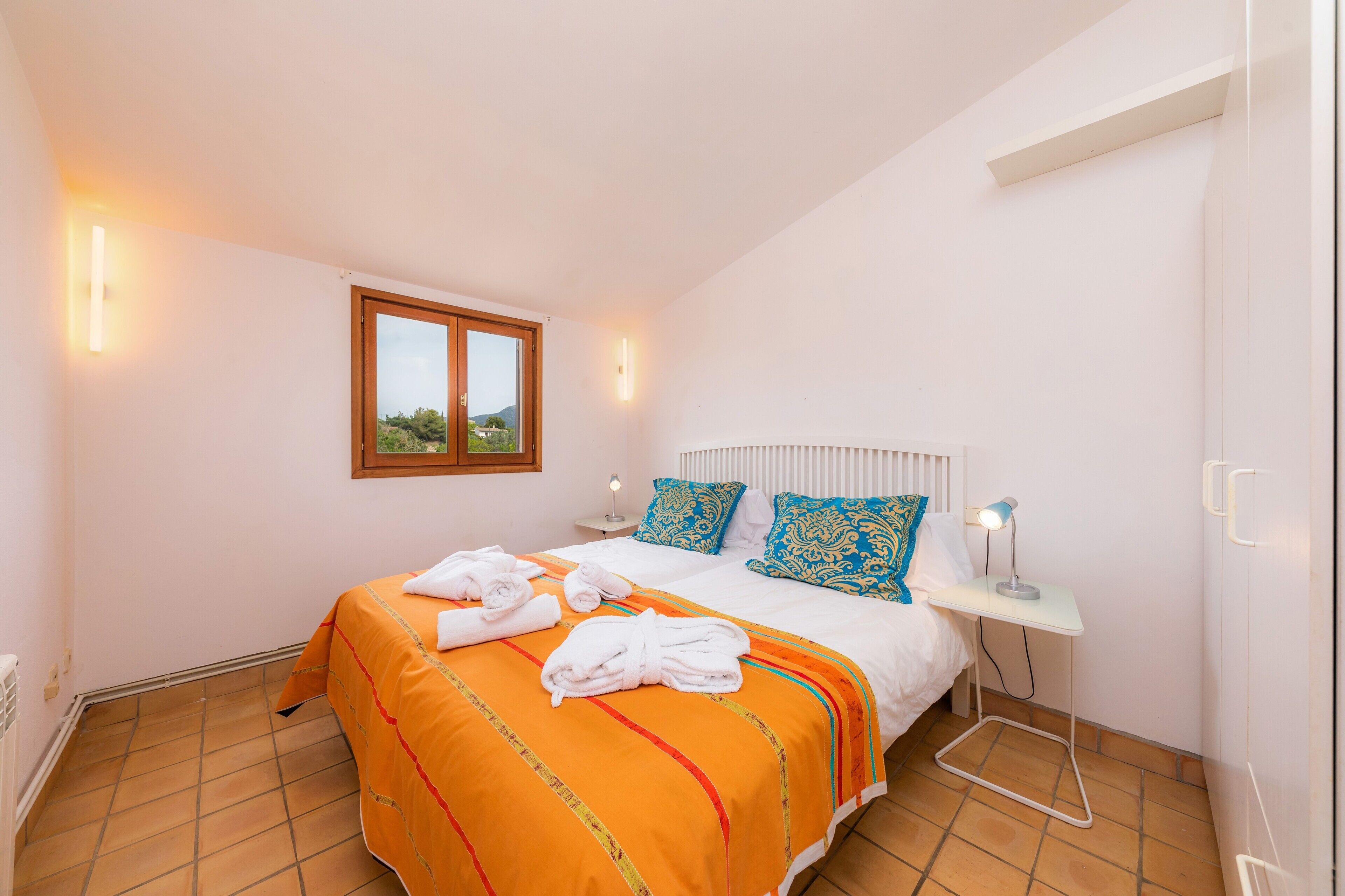 3 bedrooms, iron/ironing board, free WiFi, bed sheets