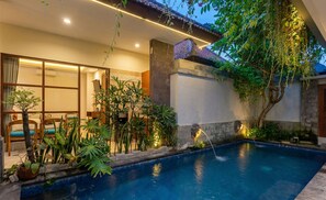 Outdoor pool, open 6:00 AM to 10:00 PM, pool umbrellas, sun loungers - Naksa Homestay Sanur (Denpasar)
