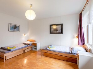 2 slaapkamers, een bureau, internet